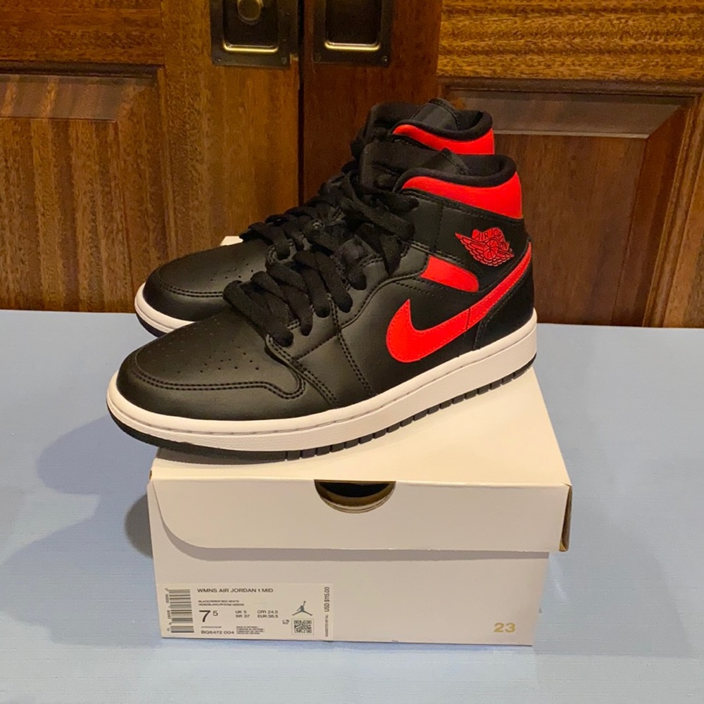 Air Jordan 1 Mid WMNS size 7.5